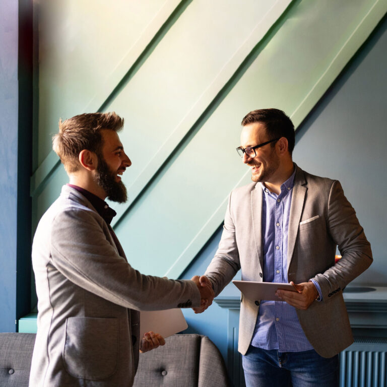 client_meet_AdobeStock_326608554web-circle